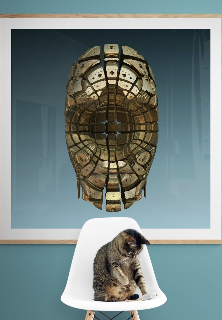 En kattunge sitter i en stol framför abstrakt konst som föreställer ett ansiktslöst människohuvud.