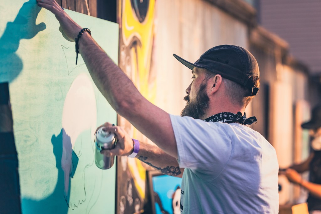 אדם לבן עושה אמנות ספריי צבע