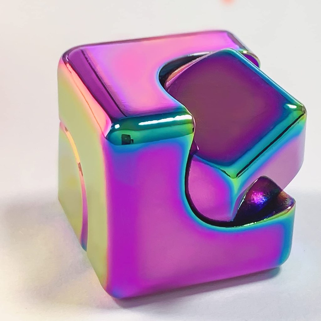 Chromatic cube spinner