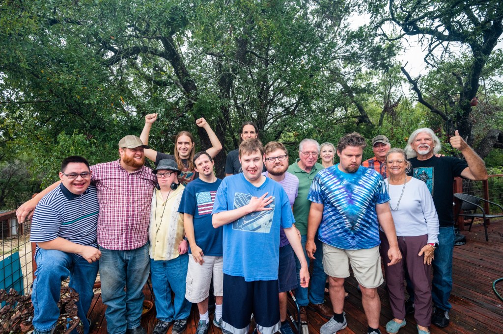 Medlemmar i Eddie Ray Band poserar som en grupp